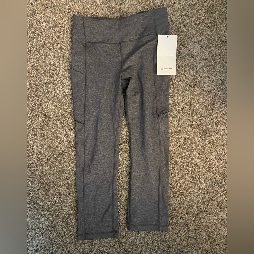 Lululemon Speed Up Crop 21” size 6 Mid rise